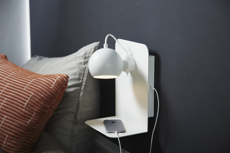 Frandsen Ball wandlamp met usb-poort mat wit