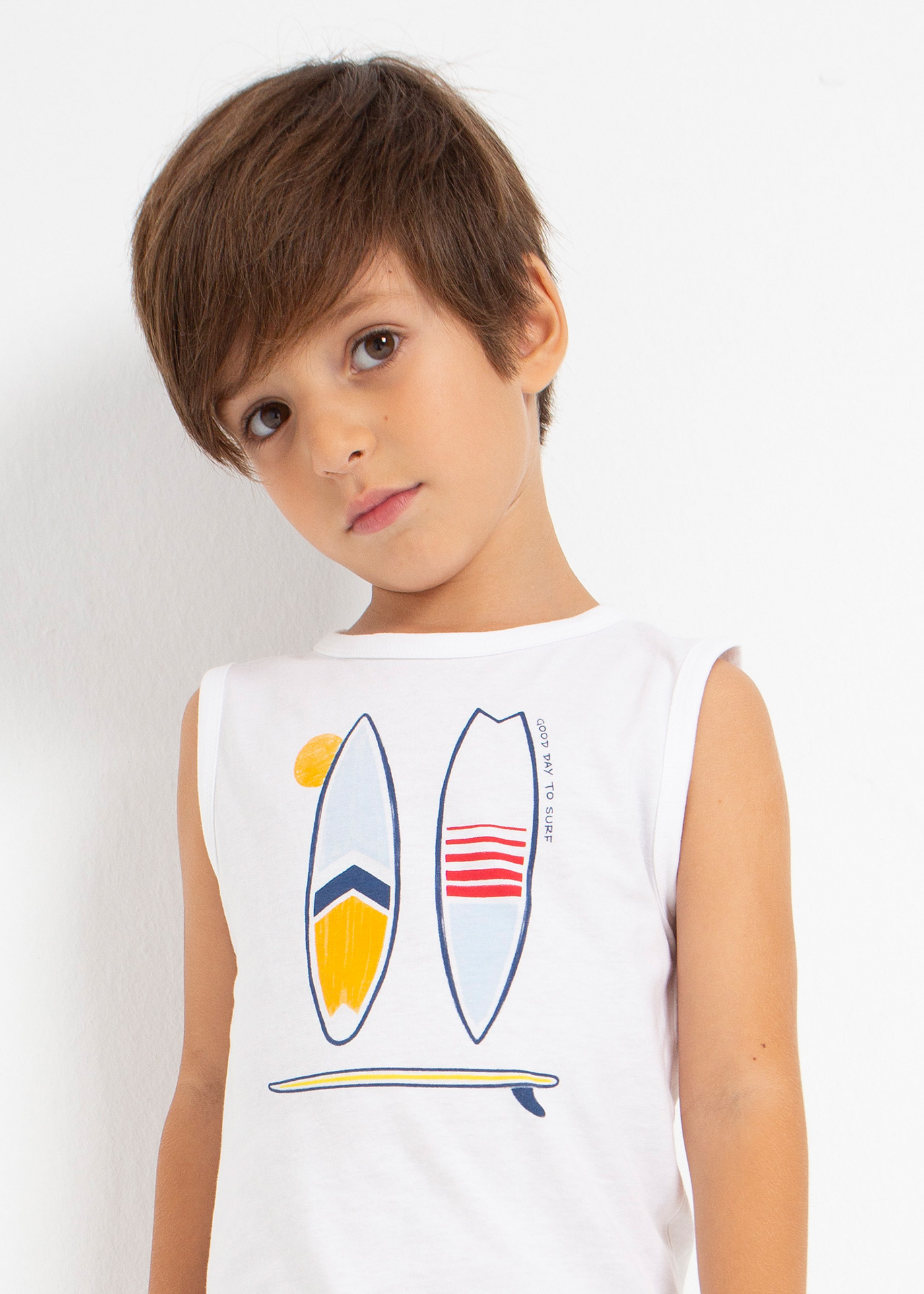 Pijama infantil confeccionado com algodão sustentável.