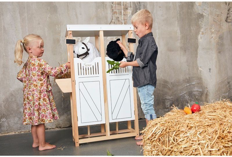 By Astrup Paardenstal Luxe voor 2 Stokpaarden (vernieuwd model)