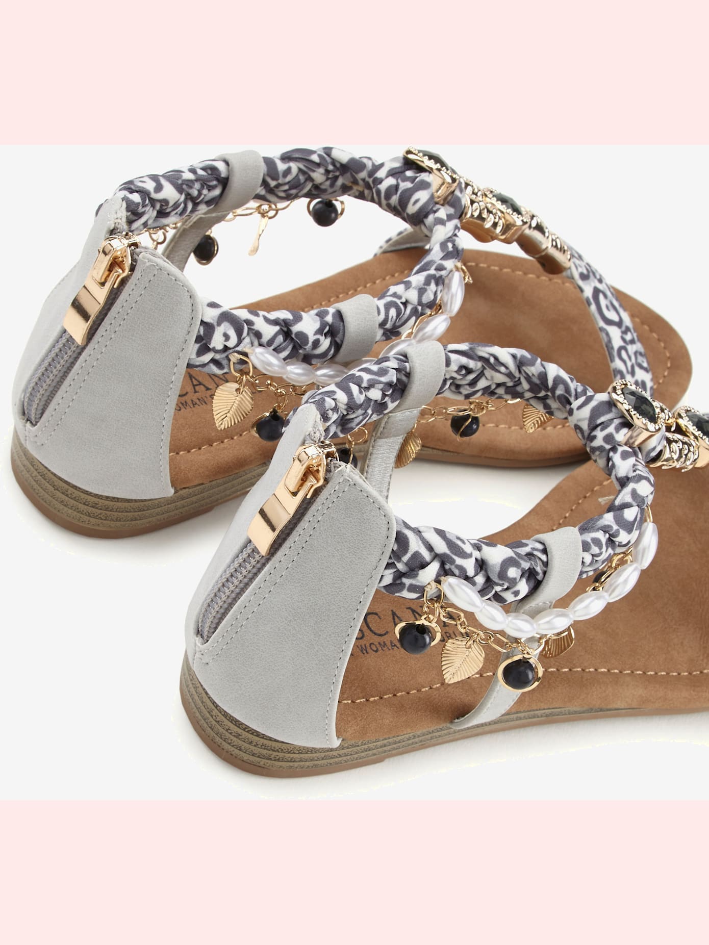 Sandales différents éléments décoratifs pour une allure, sophistiquée et raffinée