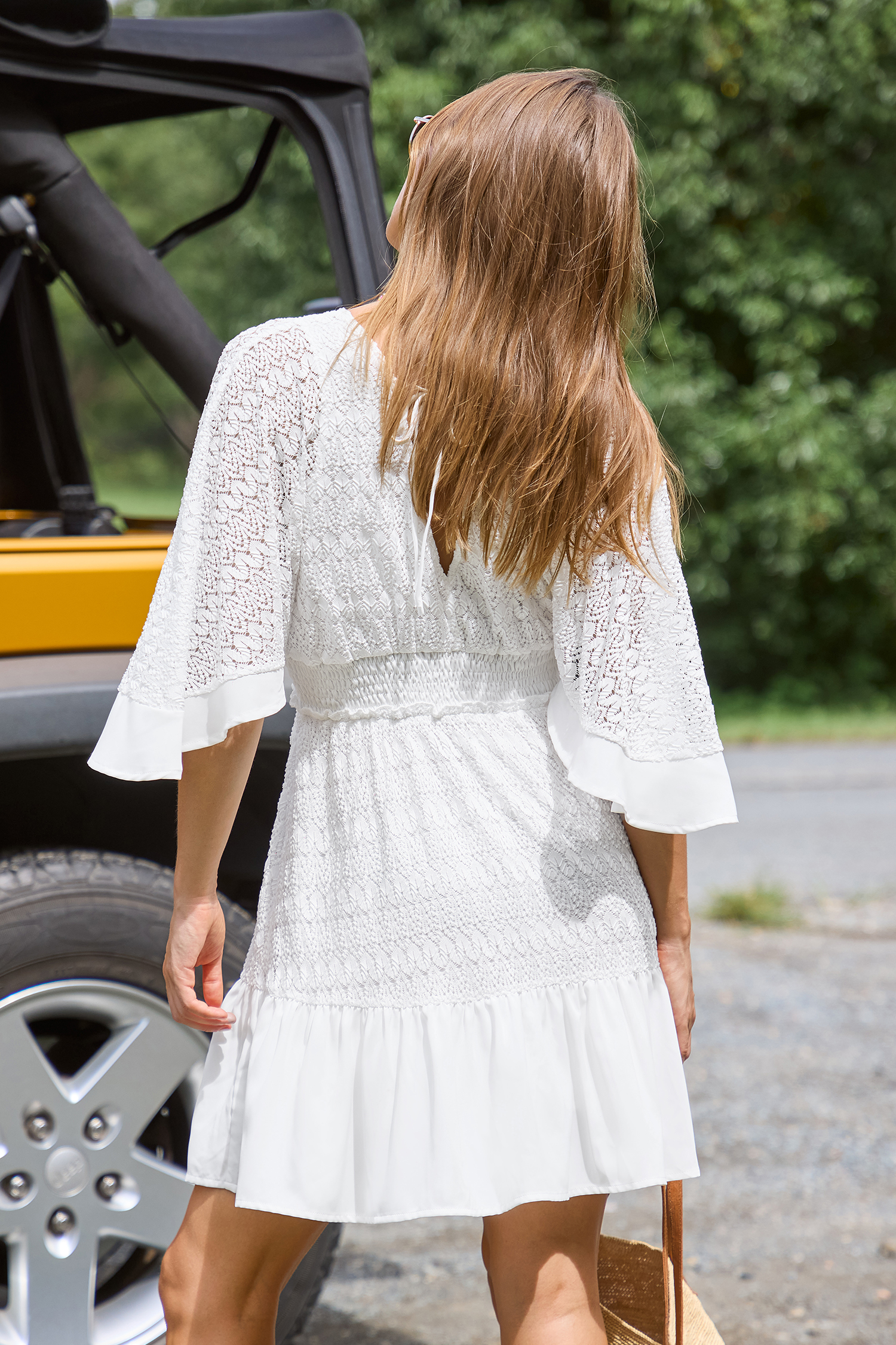Robe mini avec taille à smocks en dentelle blanche