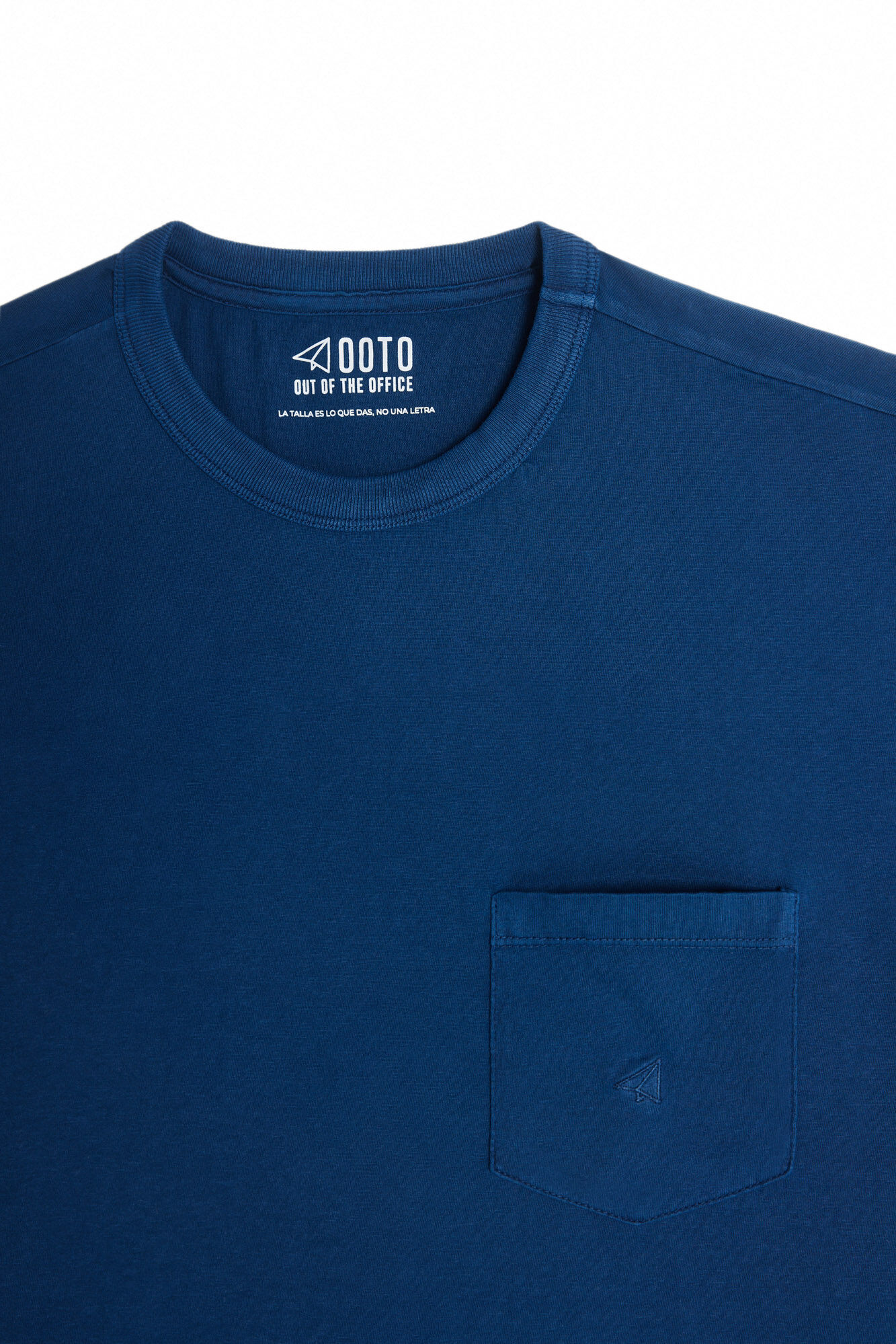 Camiseta com bolso e logotipo bordado - Azul