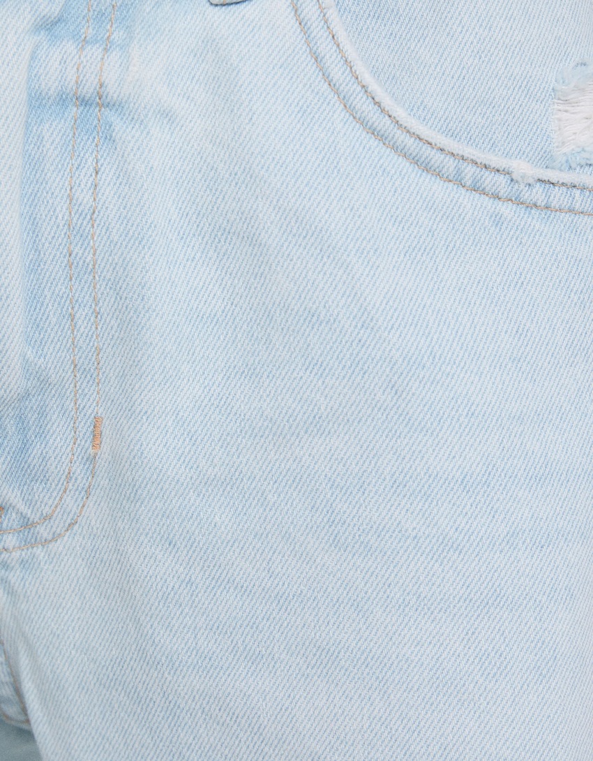 Bermuda jeans rasgada de corte justo