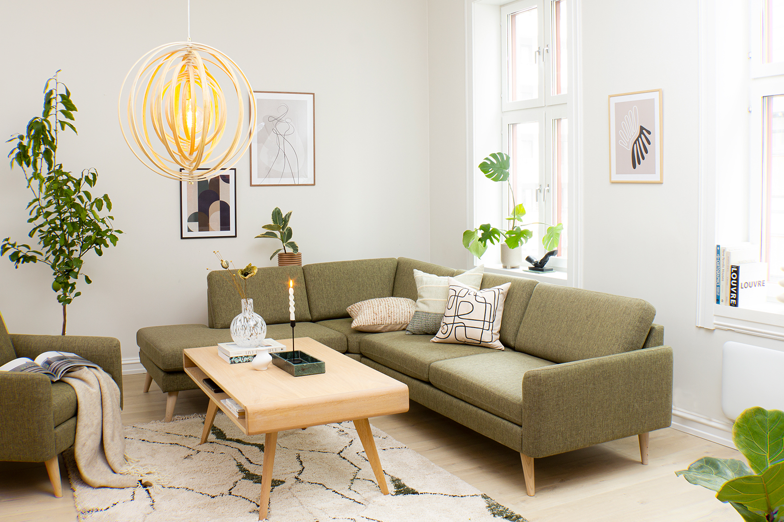 Nitra sofabord Hvitpigmentert lakkert eik finér. 123x70 cm.