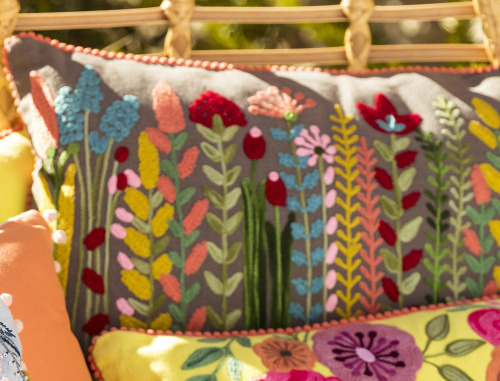 Coussin brodé fond gris-Floralies