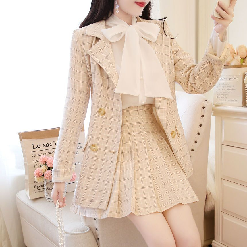 Petit Lace - Set: Chiffon blouse met lange mouwen, strikhals en knoopjes + geruite blazer + geruite geplooide minirok
