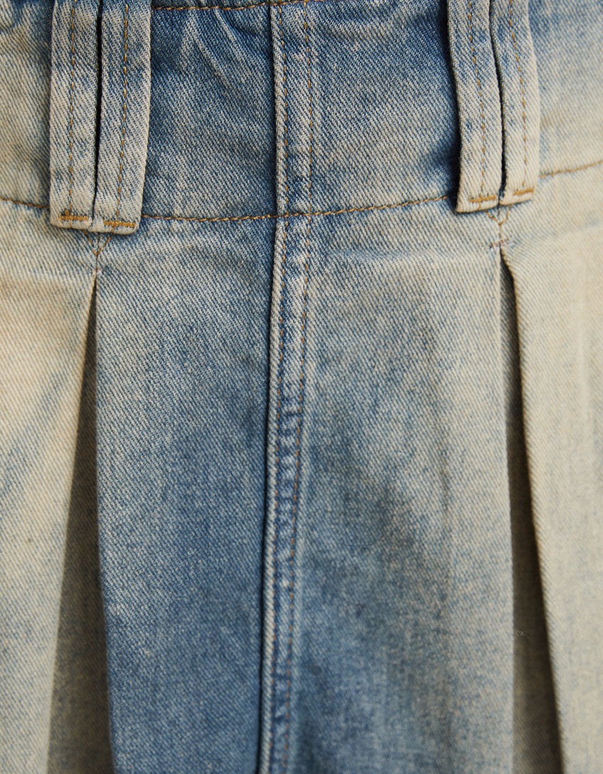 saias-calça plissadas em denim desbotado