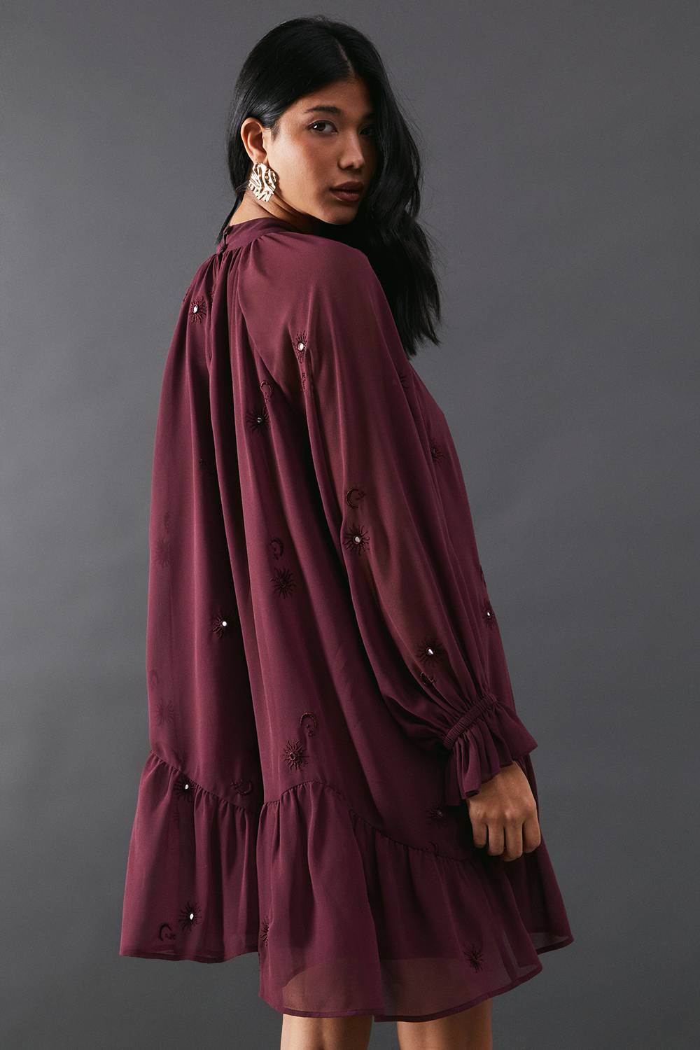 Warehouse Robe Smock Mini Premium en Mousseline à Col Noué avec Ornements de Lunes Pailletées
