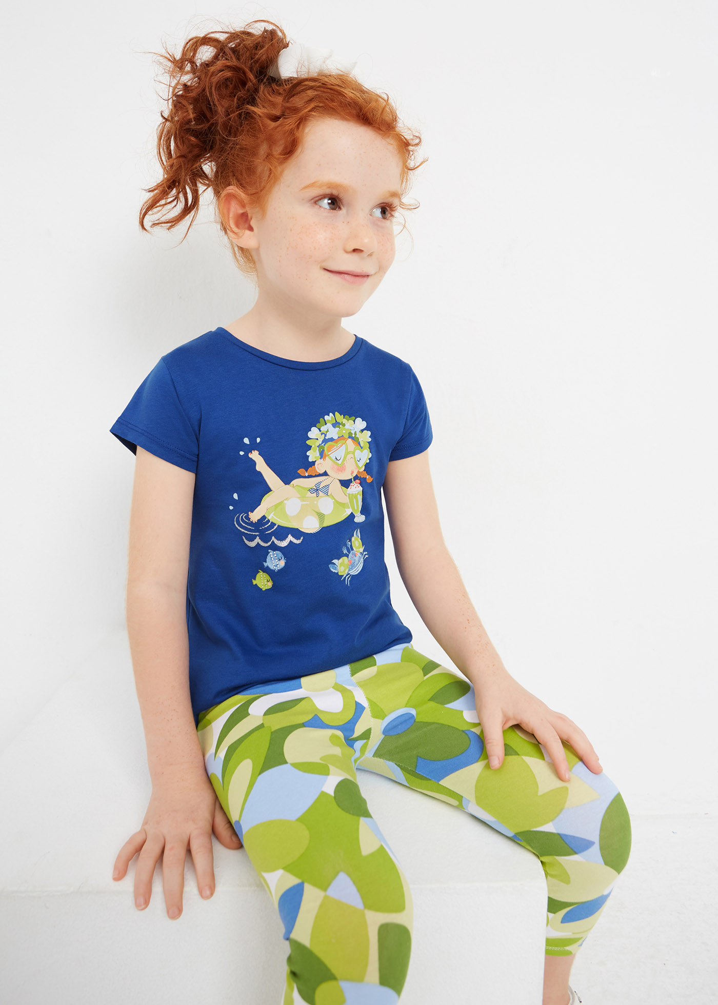 Camiseta feminina com estampa sustentável em algodão.