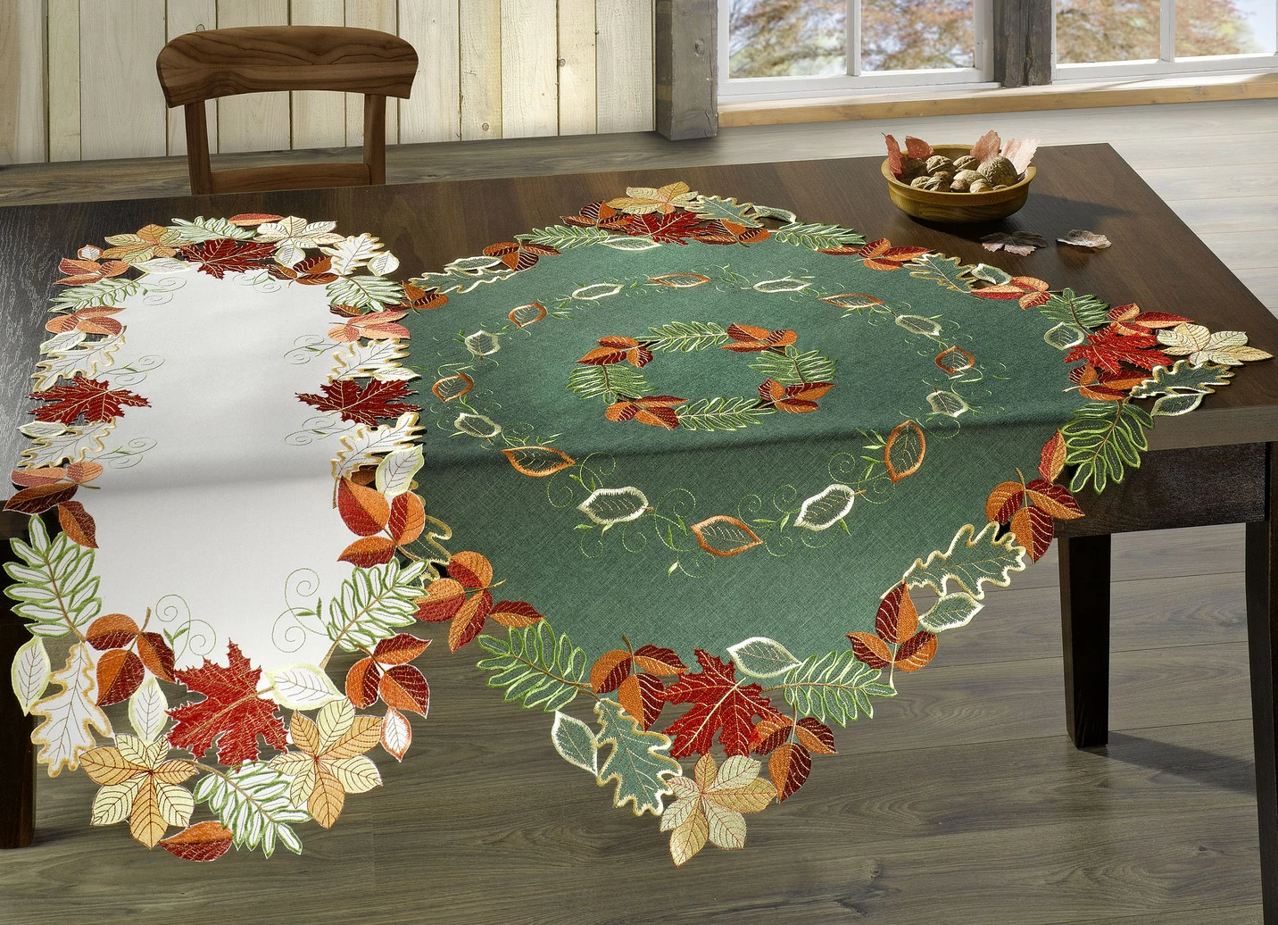 Herbstliche Tisch- und Raumdekoration mit Blattmotiven