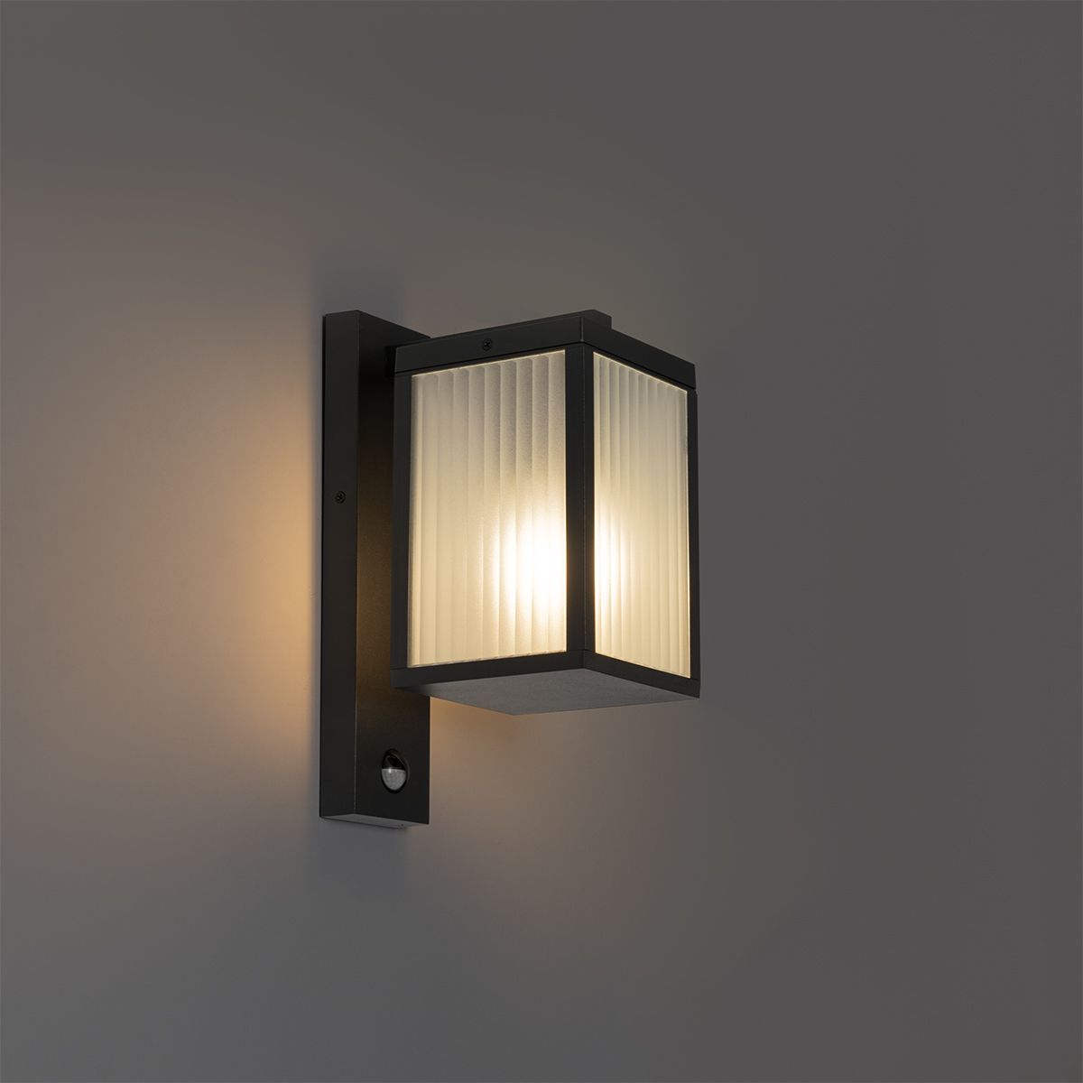 Buiten wandlantaarn zwart met ribbel glas en bewegingssensor - Charlois