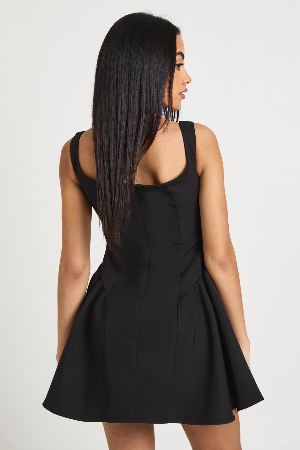 boohoo Robe mini skater à volume structurée Bardot