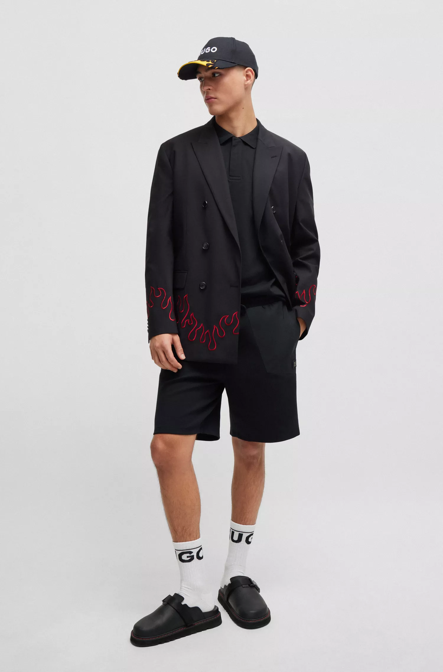 Camisa polo HUGO vermelha em algodão interlock com detalhes de logotipos sobrepostos.