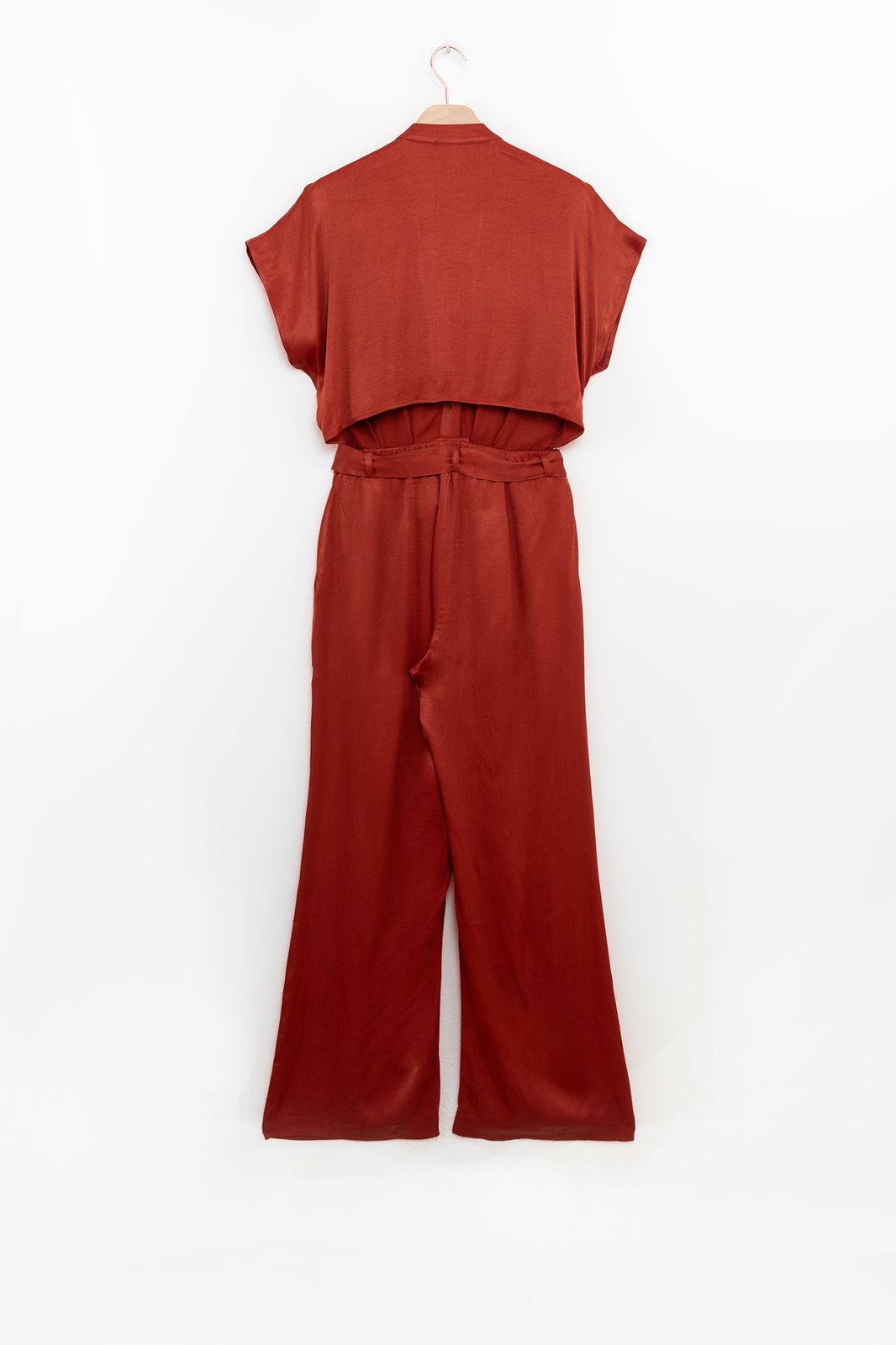 Donkerrode satijnen jumpsuit met open rug detail
