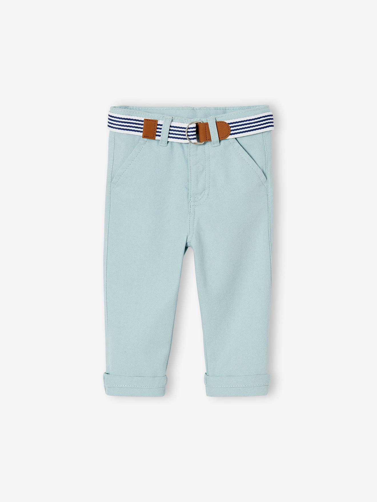 Roupa de festa para bebê: calça com cinto, camisa e gravata borboleta branca.