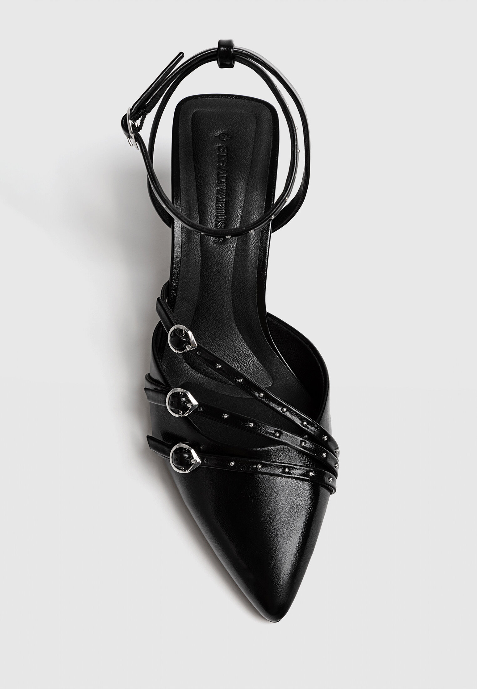 Sapatos pretos de salto alto com fivela