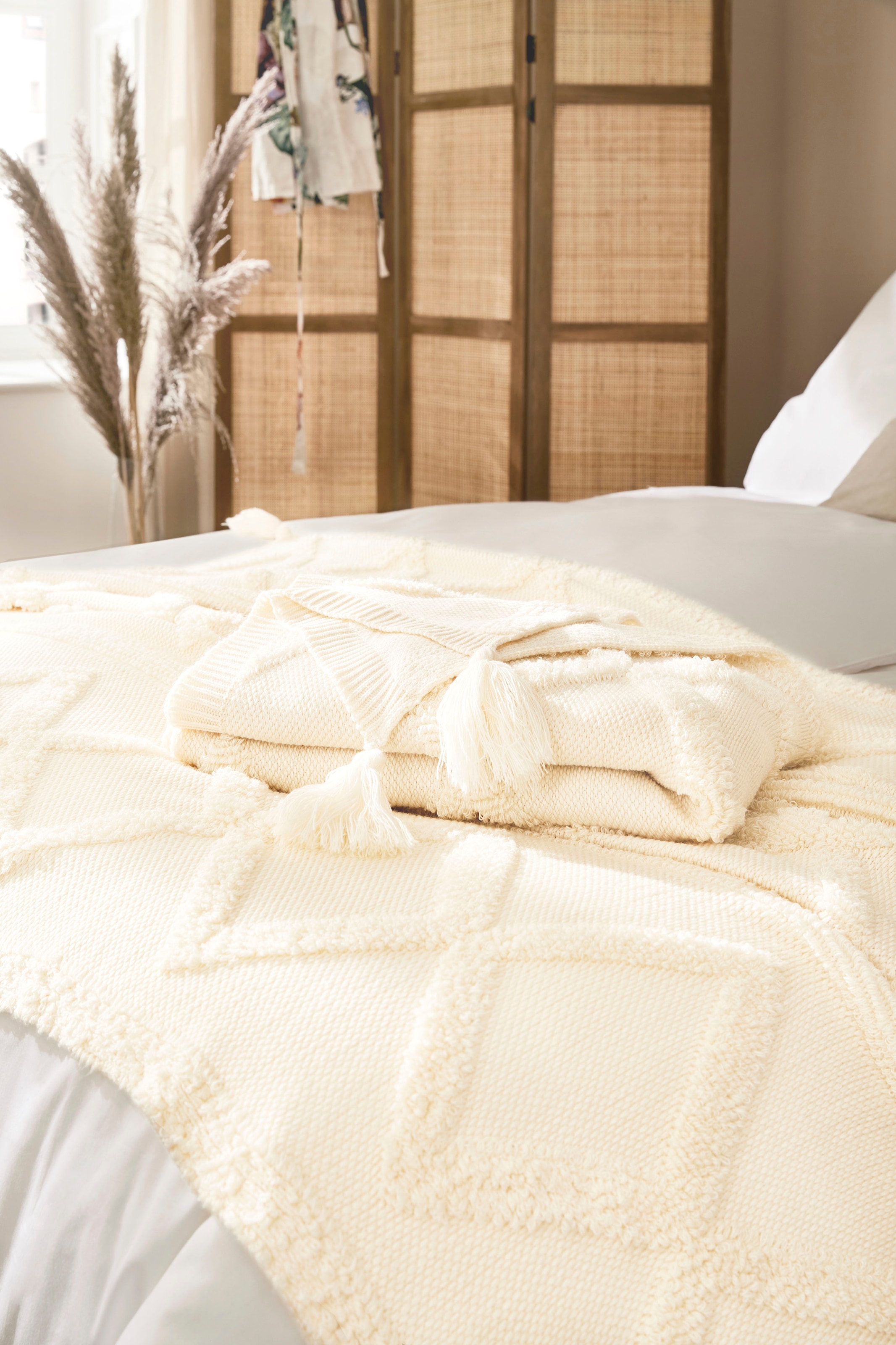 Primera Tagesdecke »Kuscheldecke Boho« mit trendigen Bommeln