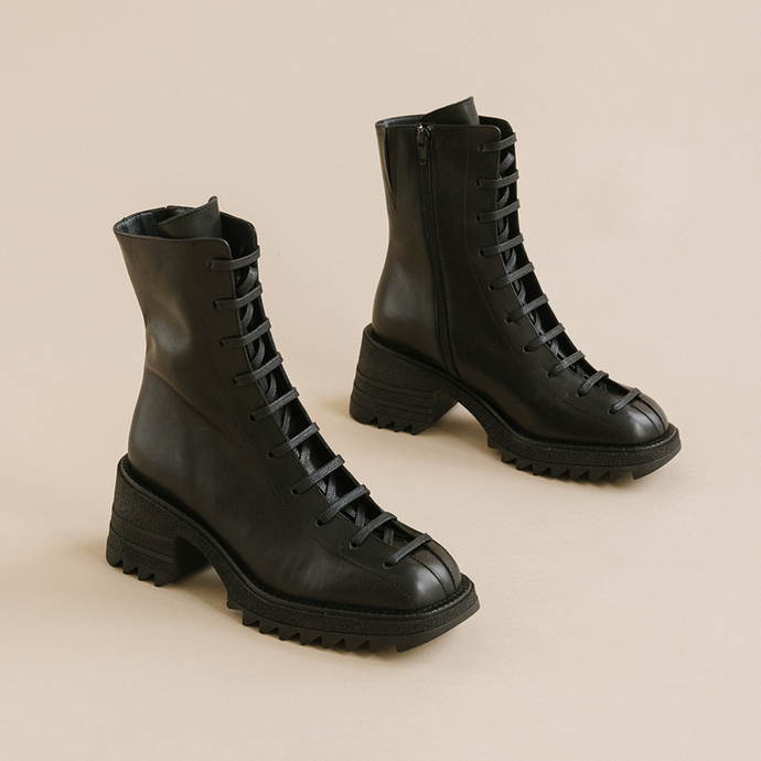 Boots à semelles crantées et lacets  en cuir noir