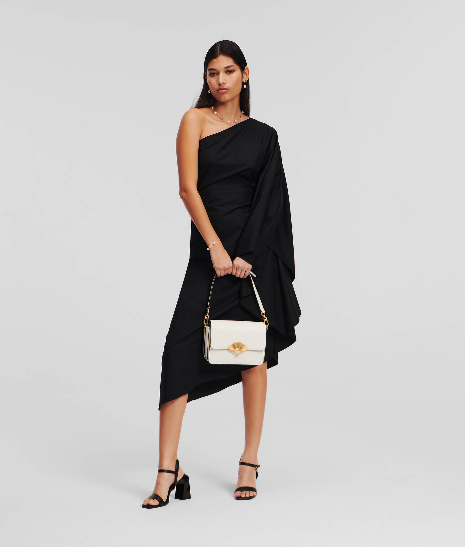 ROBE ASYMÉTRIQUE À ÉPAULE DÉNUDÉE SÉLECTIONNÉE PAR HUN KIM