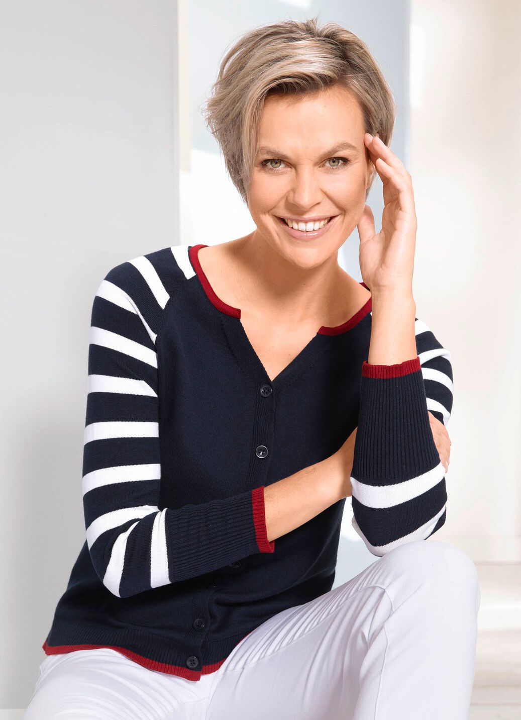 Strickjacke mit dekorativem Halsausschnitt