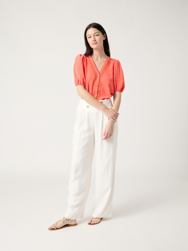 Top plumetis et dentelle col v