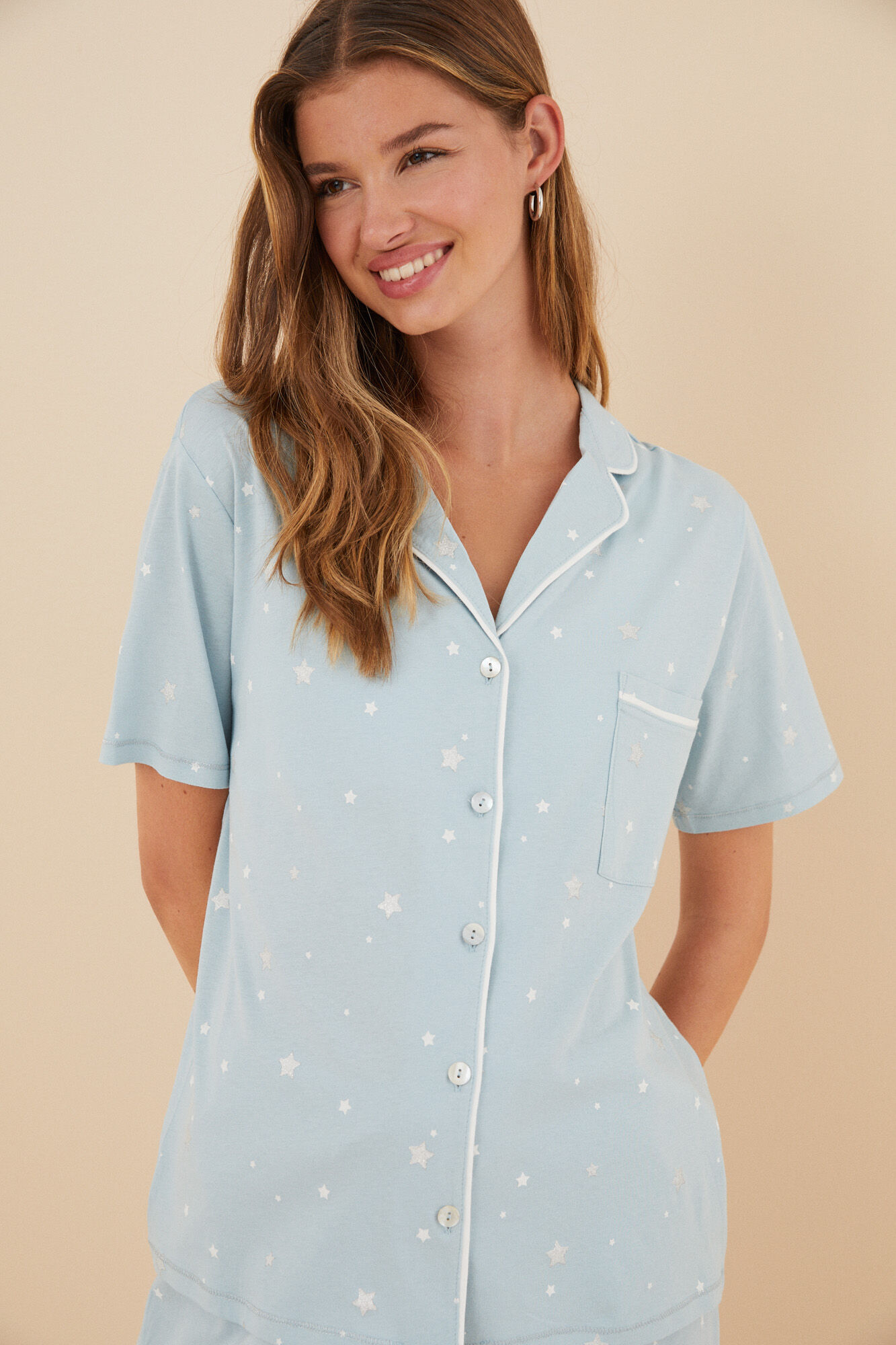 Pijama estilo camisa em algodão 100% com estampa de estrelas azuis