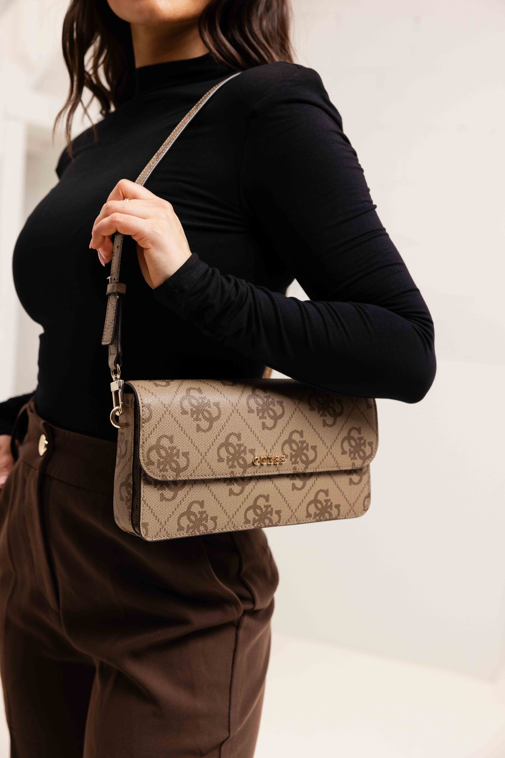 Guess Sadie Schoudertas Dames Beige