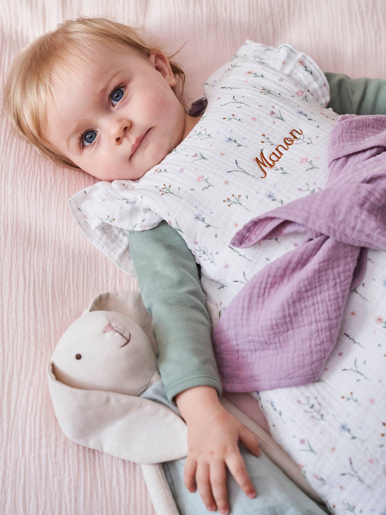 Cardigã sem mangas Sweet Provence em chiffon de algodão branco claro com estampa.