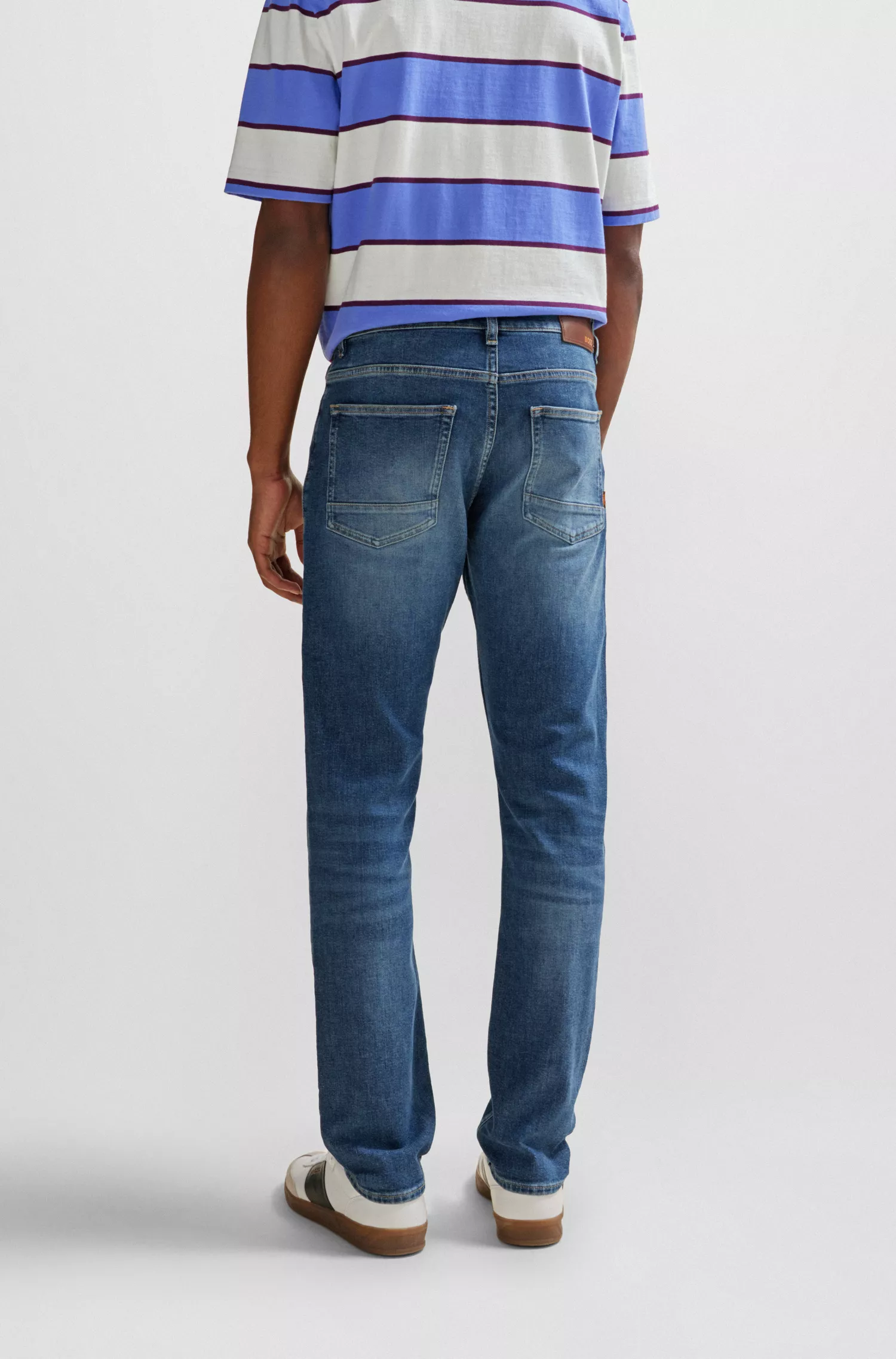 Calça jeans BOSS laranja, corte slim, em denim azul com elasticidade confortável.