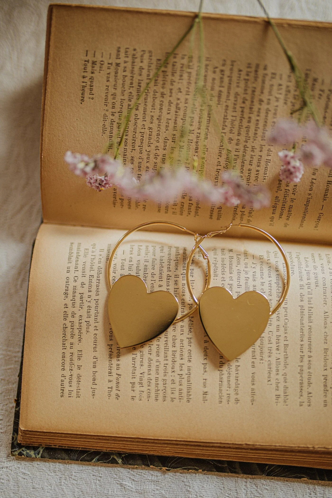 APHRODITE - Boucles d'oreilles créoles coeurs doré à l'or fin | Doré