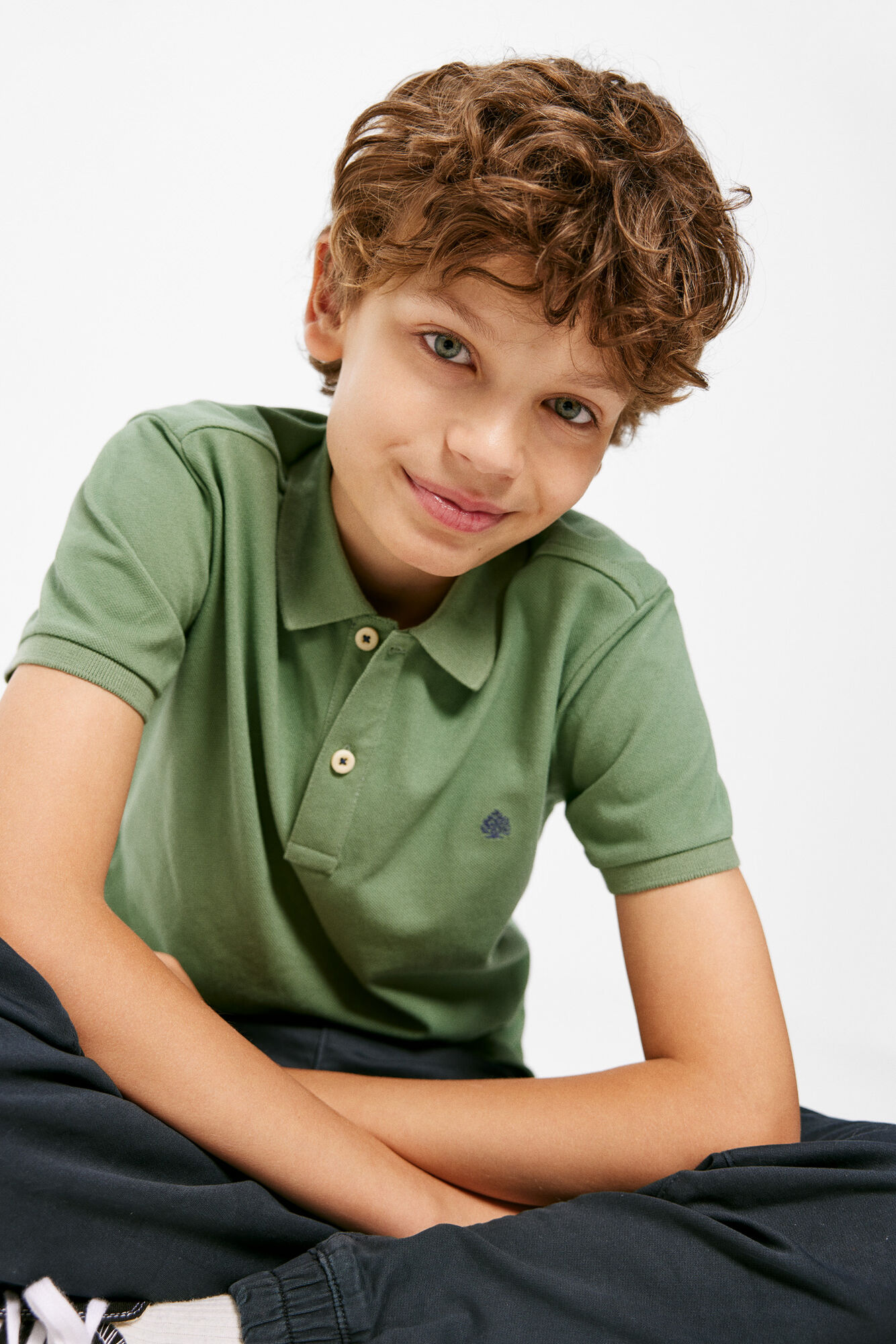 Camisa polo básica com logotipo para meninos
