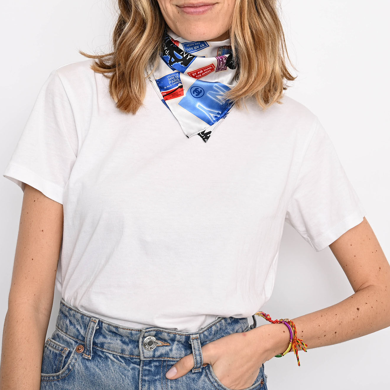 Chanel Foulard Chanel en Soie à logos blanc Etat: Parfait état - Longueur 42 cm