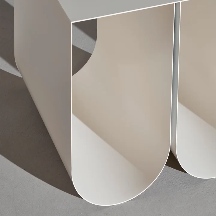 Kristina Dam Studio - Curved Wandregal, schwarz
