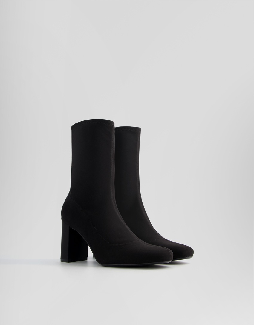 Botas de cano curto com salto médio ajustado