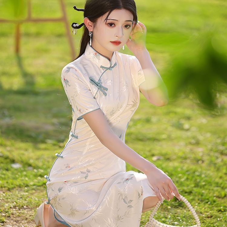 Vensazco - Traditionele Chinese Qipao met korte mouwen, staande kraag, blad, jacquard, split en midi-schede.