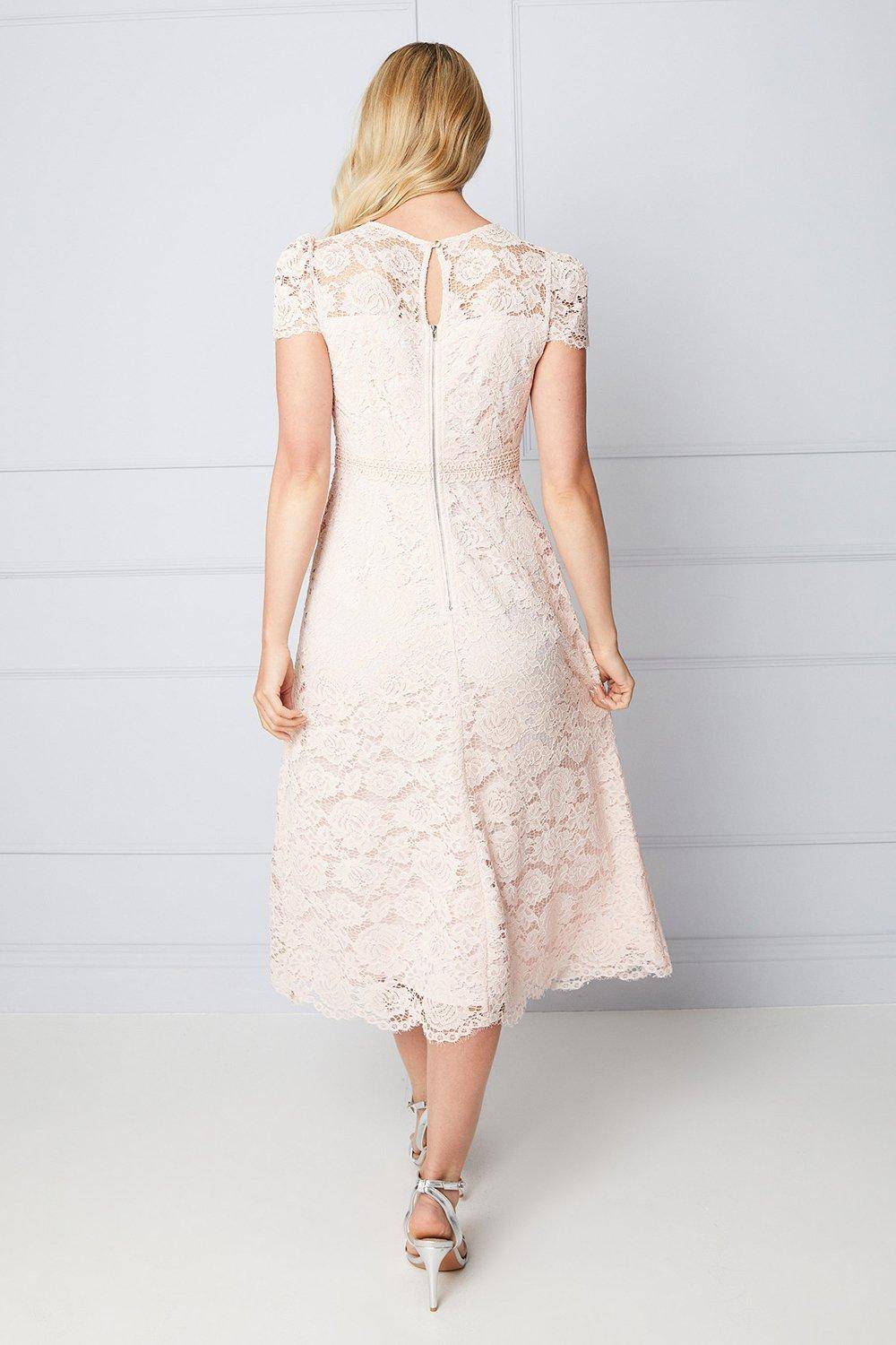 Wallis Robe Mi-Longue Ajustée et Évasée en Dentelle