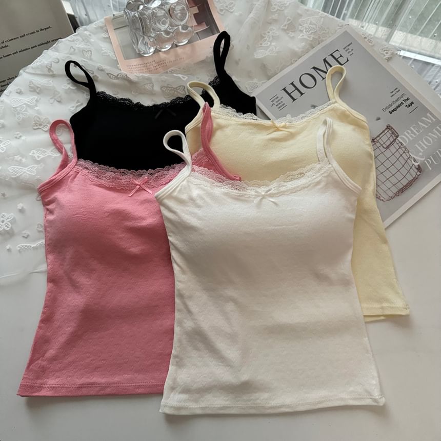 Alfie - Gewatteerde camisole top met kanten strikaccent