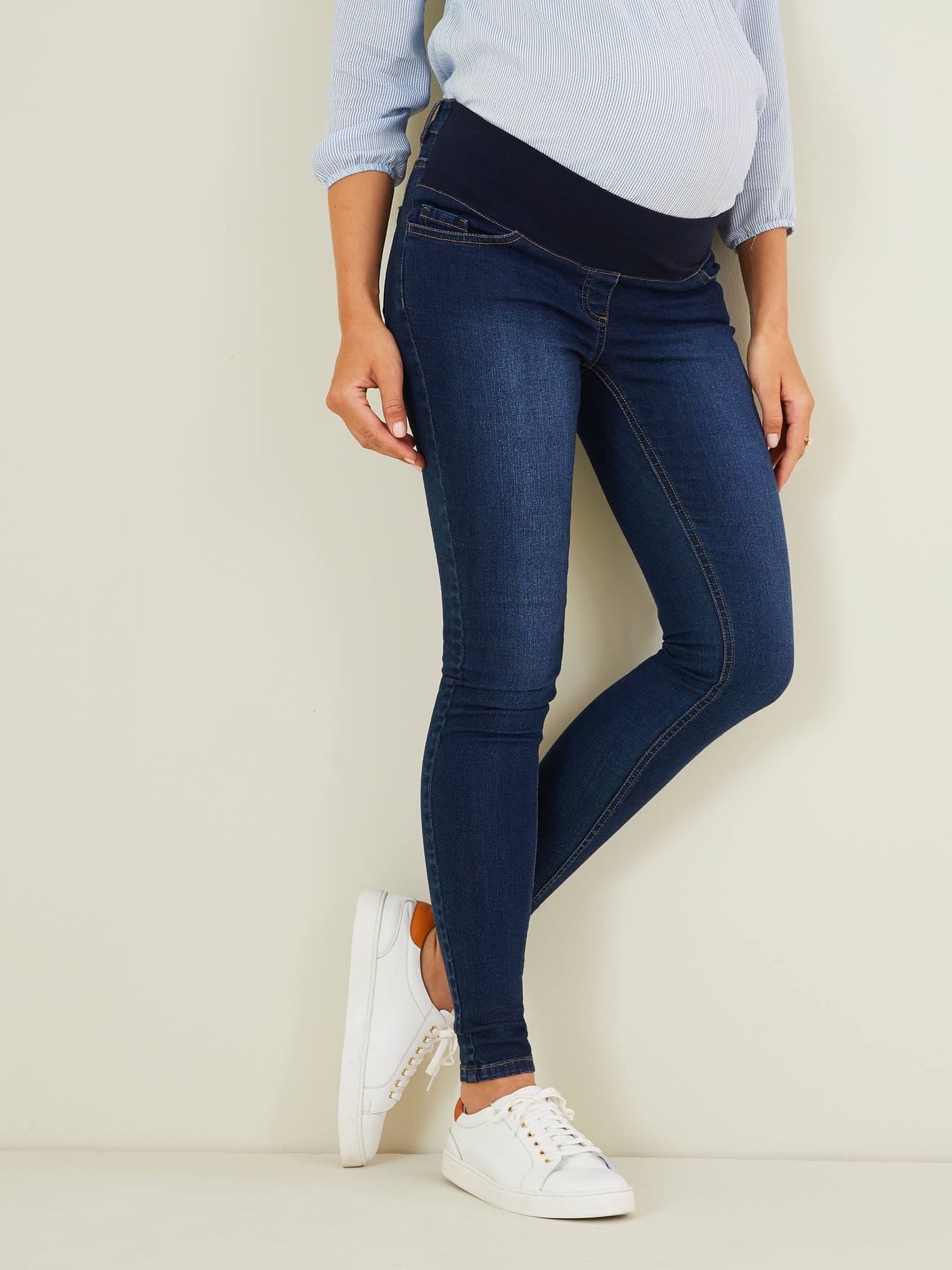 Calça jeans skinny de gestante com cintura baixa, lisa, azul escuro.