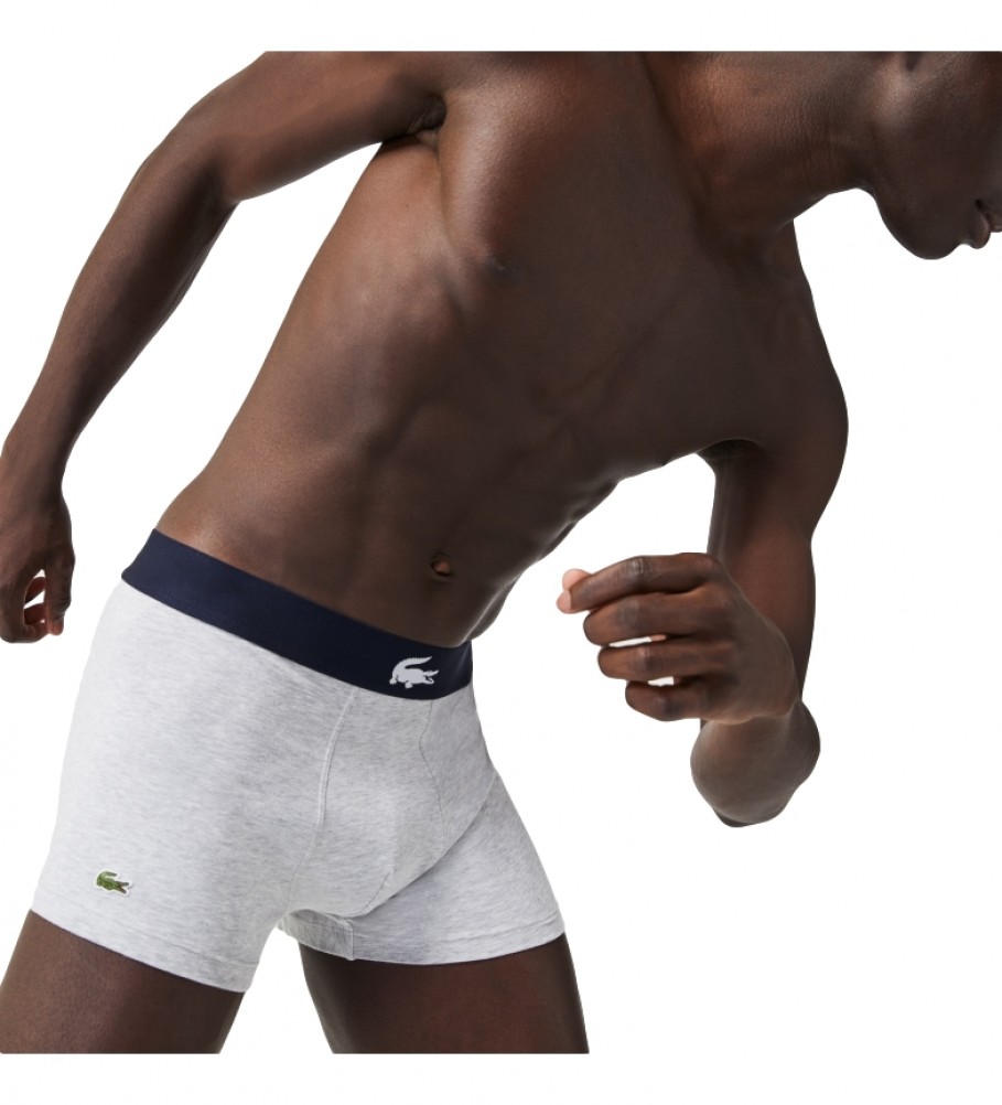 Conjunto de 3 cuecas boxer Lacoste Court nas cores preto, cinza e azul marinho.