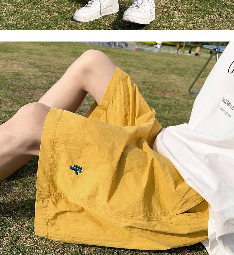 AXEN - Wijde shorts met geborduurde letters en middelhoge taille
