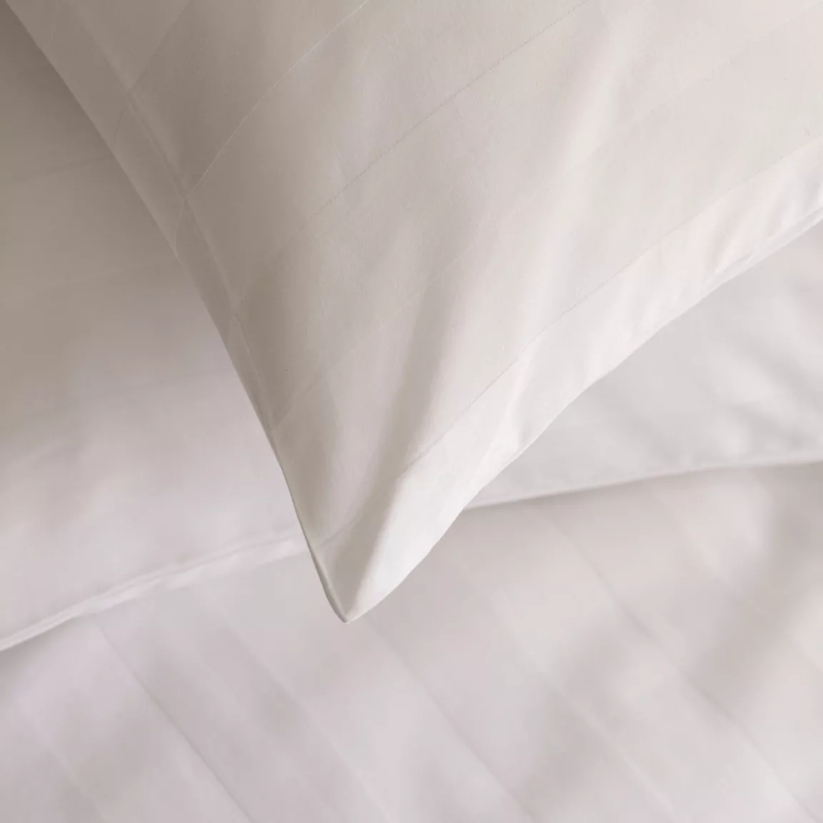 Housse de couette et deux taies satin de coton (260 x 240 cm) Isadora Blanche