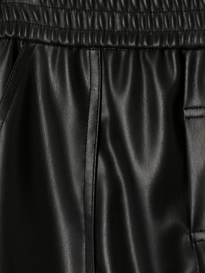 Calça jogger em couro sintético - Preta