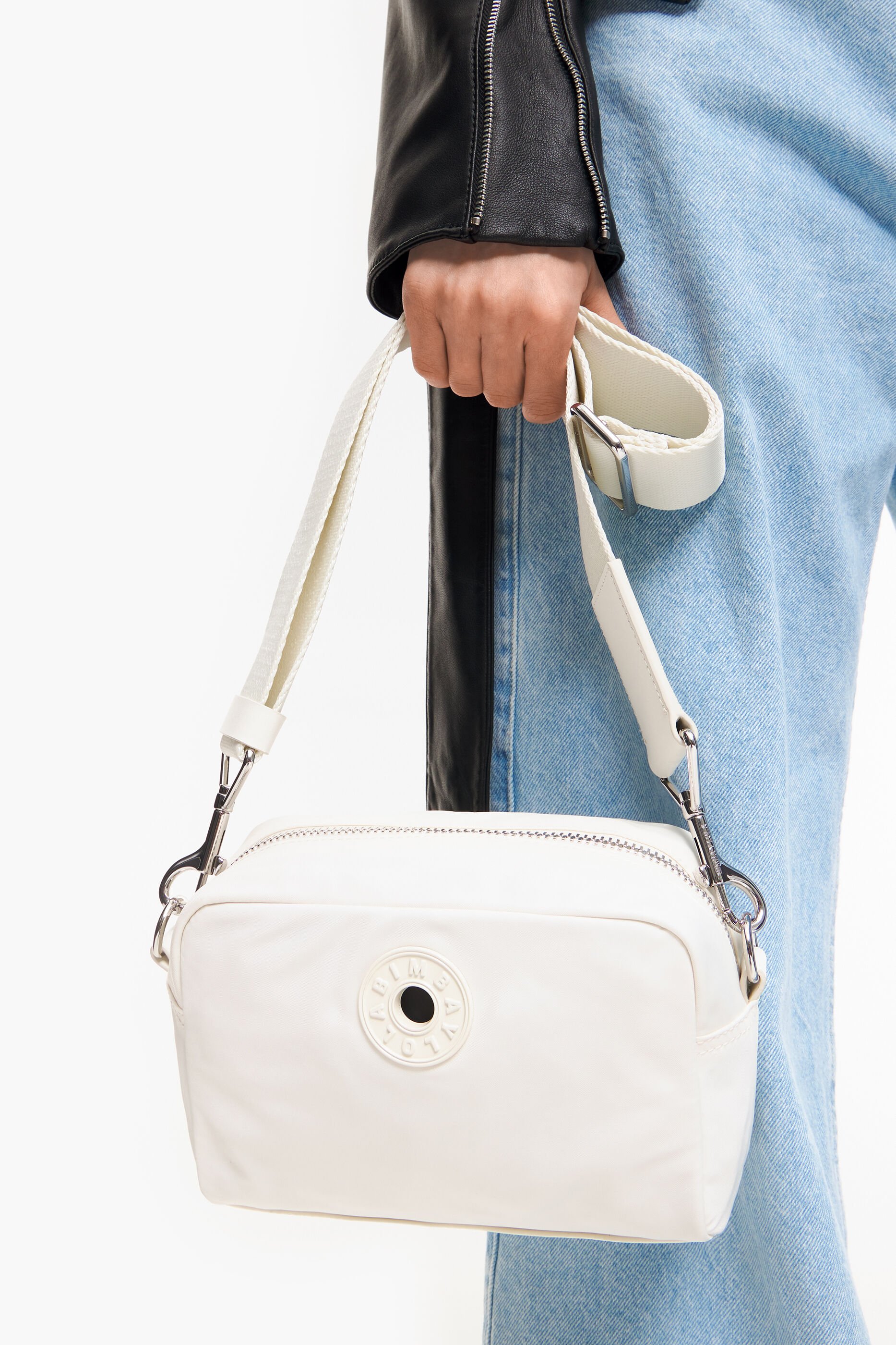 Bolsa de ombro pequena em nylon, cor osso.