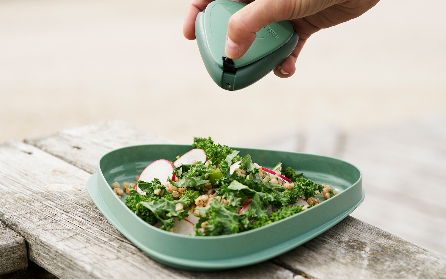 LightMyFire Salt & Pepper Plus Gewürzstreuer aus Bioplastik Sandygreen
