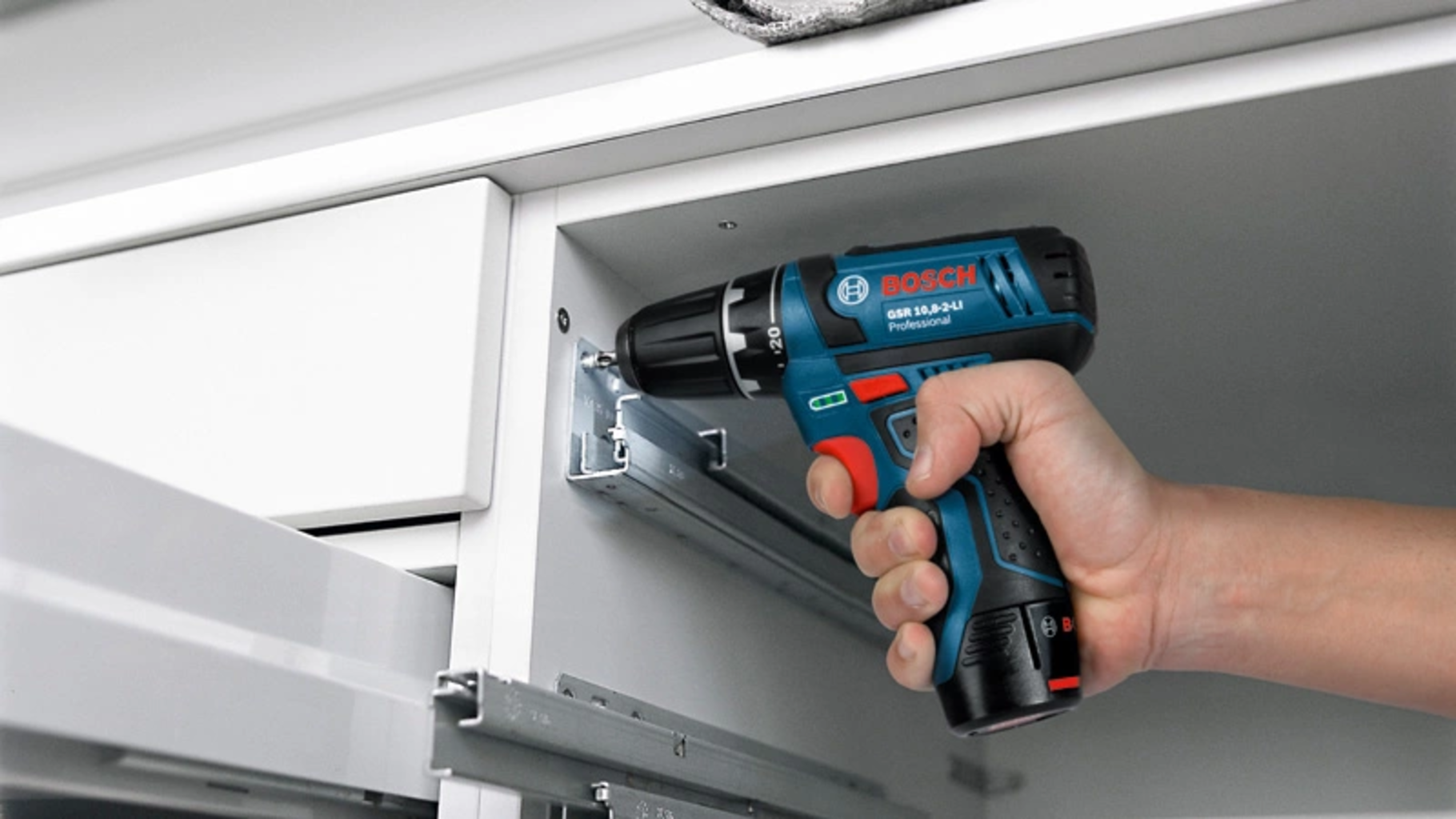 Bosch Professional  GSB 12V-15 Akku-Schlagbohrschrauber, 2 x 2,0Ah    Kompakter Bohrschrauber mit Schlagbohrfunktion