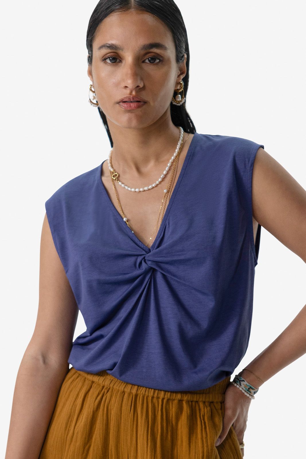 Donkerblauwe top met knoopdetail
