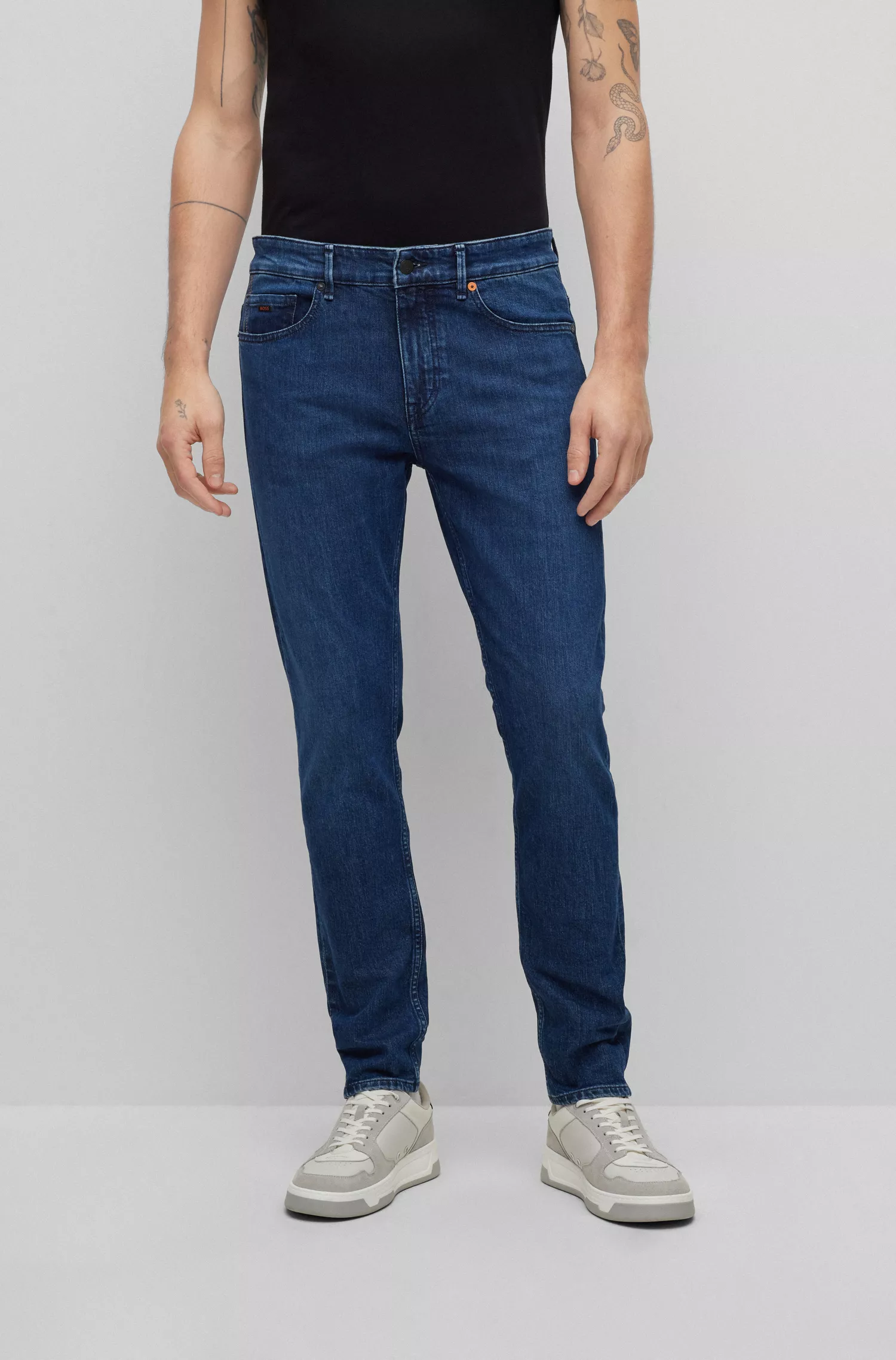 Calça jeans BOSS laranja, corte slim, em denim azul com elasticidade confortável.