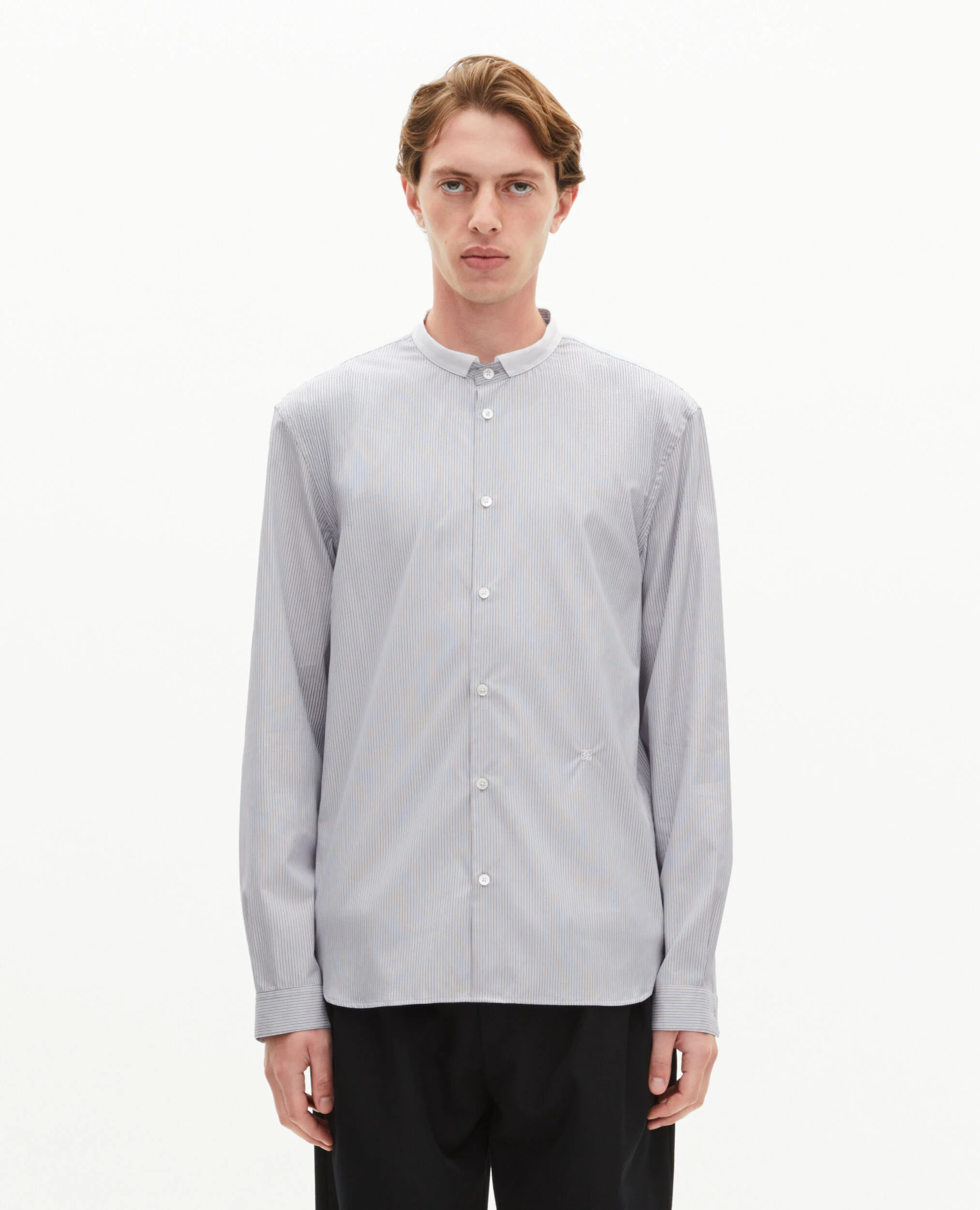 Chemise col officier à fines rayures bleu clair