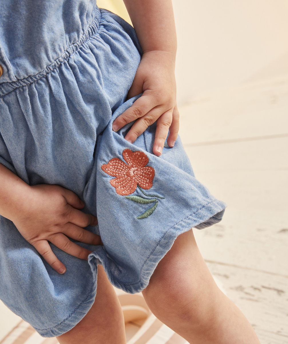 ROBE BÉBÉ FILLE EN DENIM LÉGER ET LOW IMPACT BLEU AVEC BRODERIE FLEUR