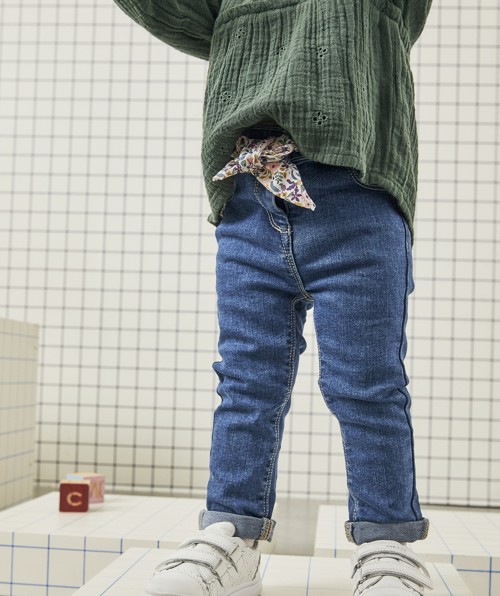 JEAN BÉBÉ FILLE EN DENIM LOW IMPACT ET CEINTURE FLEURIE